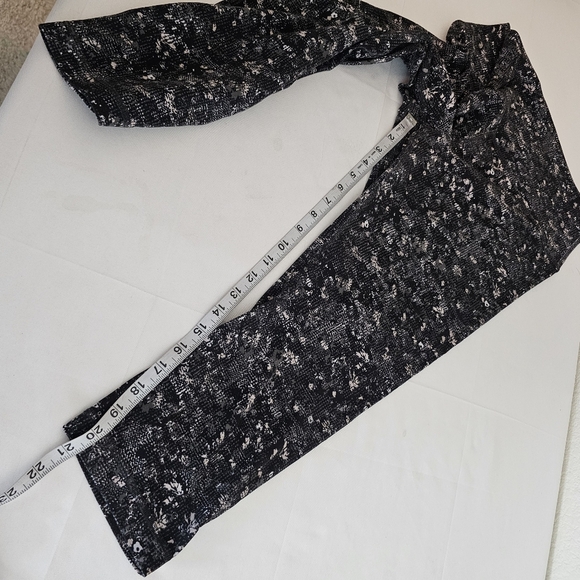 Lululemon Align Crop 21” Leggings Size 12 Black Gray White Abstract Print - Picture 10 of 12